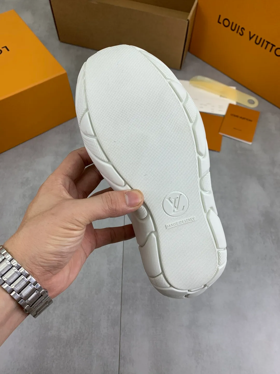 Men's men's shoes 💰P600 new style super hot 🔥 LV Bubble Bubble cloud shoes new casual sports shoes All stars have the same style. It's really good-looking and has a sense of technology and luxury. The shoe shape is smooth and not bulky, and small girls can easily handle it. TPU injection molded rice flower outsole, leather lining with breathable space mesh, molded cowhide feet, calfskin surface Code number: 35-40 (customized for 41 42) Color: black white silver
